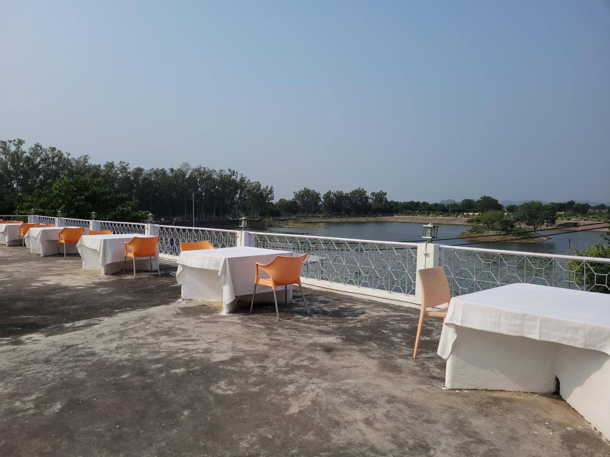 Hotel Lakeside Khajurāho Exterior foto