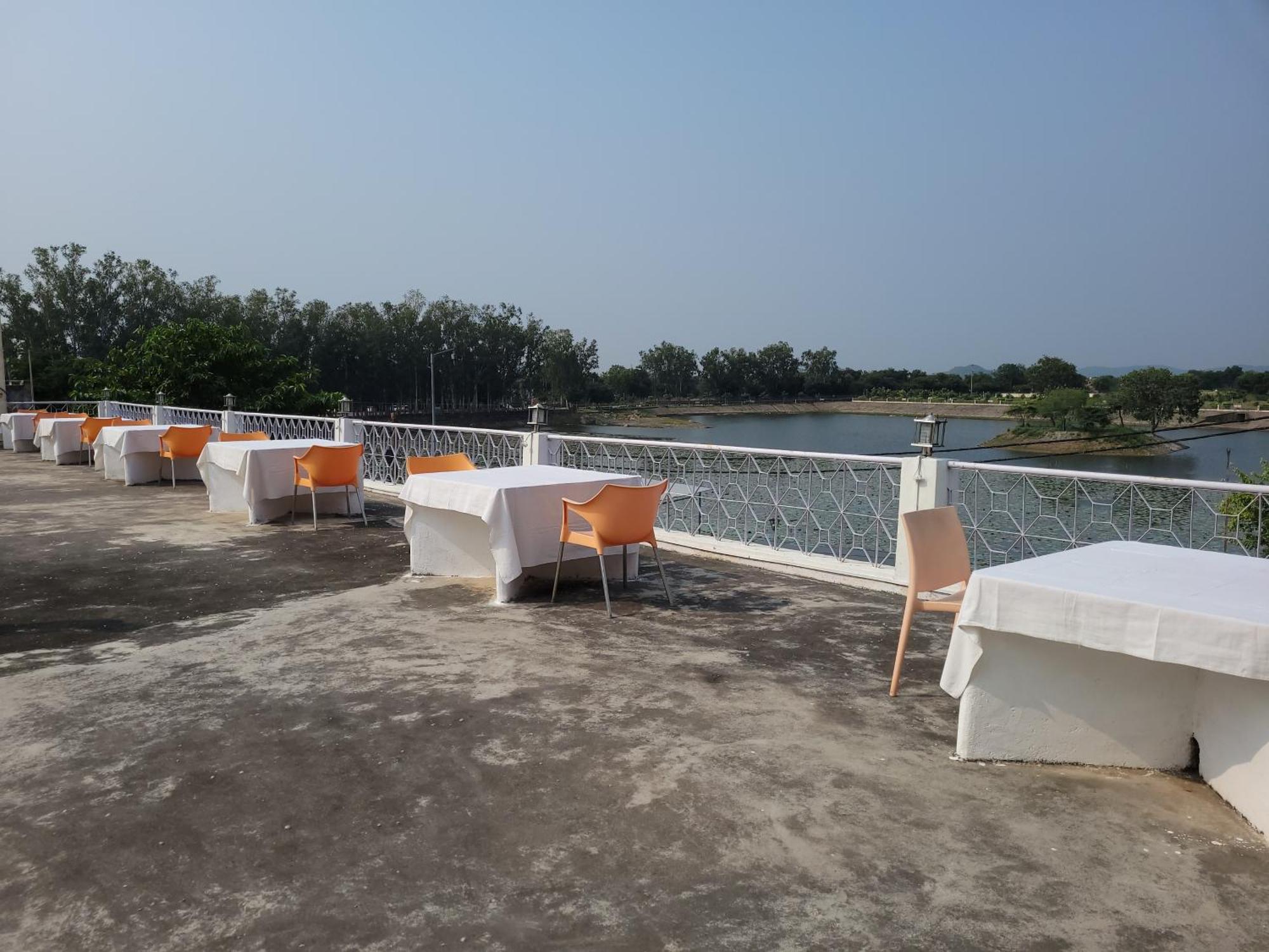 Hotel Lakeside Khajurāho Exterior foto